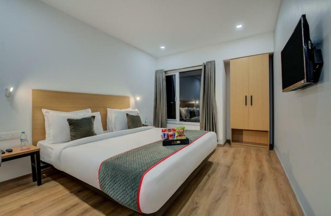 Hotel Town Plaza Pune Exteriör bild
